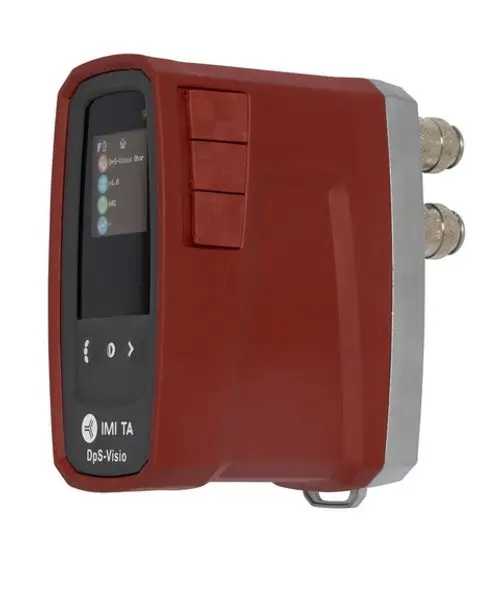 Differenzdruckfühler von IMI Hydronic Engineering in rotem Gehäuse mit Display und Bedienelementen. Zwei Anschlüsse für Sensoren an der Seite sichtbar.